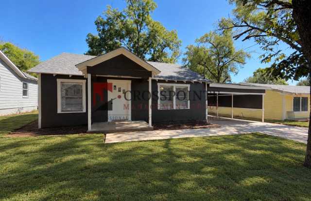 Charming 2 Bedroom Home with Spacious Sunroom! Gallery 1