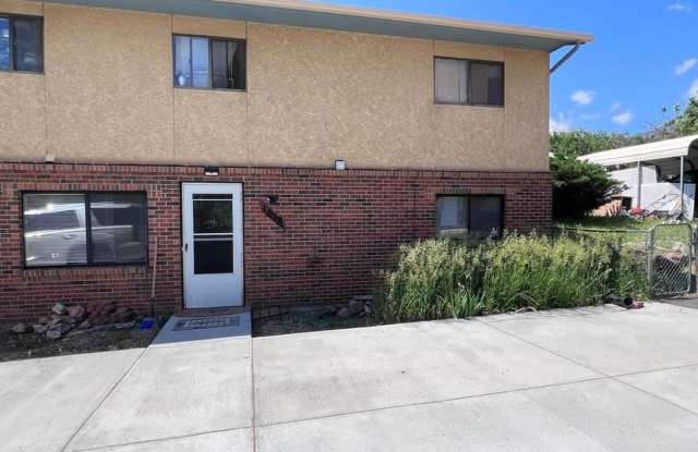 Newly remodeled 2bedroom 1 bath, includes large storgae space!! photos photos