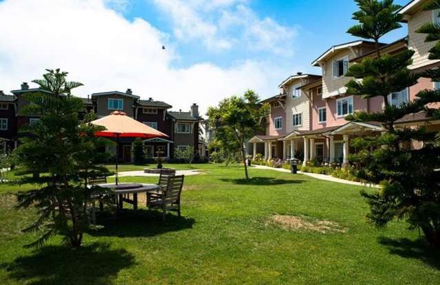 Beautiful Two-Story Townhouse With Garage!! Gallery 2