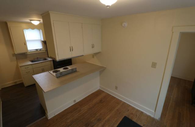 Two bedroom apartment near engineering and science buildings, 4 blocks from campus Gallery 4