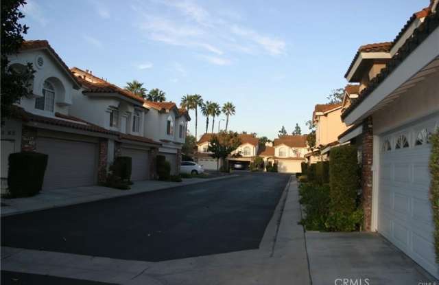 27406 Hyatt Court Gallery 4