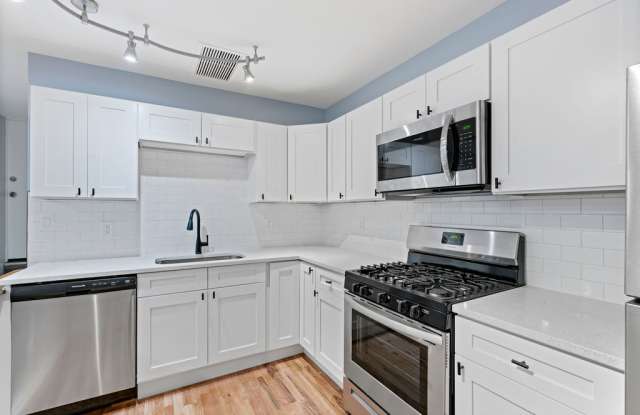 2900 N Damen Ave photos photos