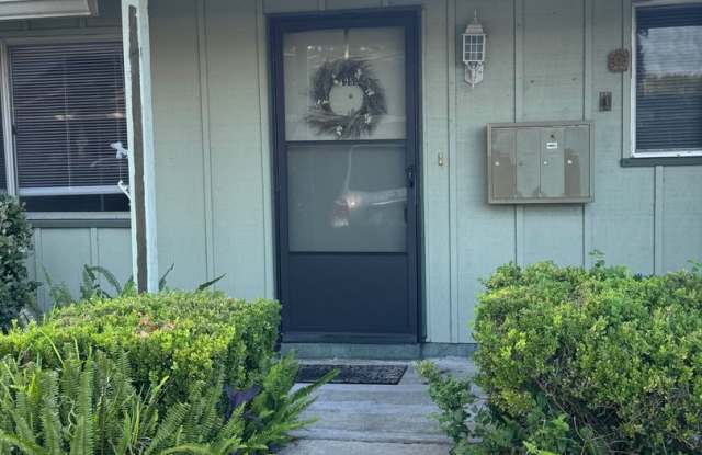 RENOVATED 3/2 TOWNHOUSE MOVE IN READY! photos photos