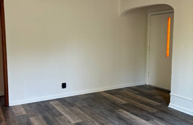 2BR Pet-Friendly Home w/ Fenced Yard Gallery 4