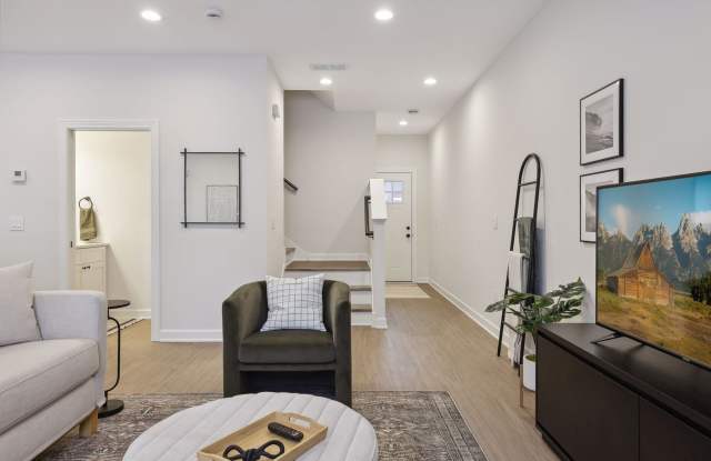 Fully Furnished 3 Bedroom Town Home Gallery 3