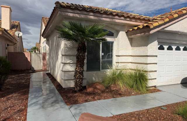 Beautiful 3 bedroom 2 bathroom home with Pool! Gallery 3