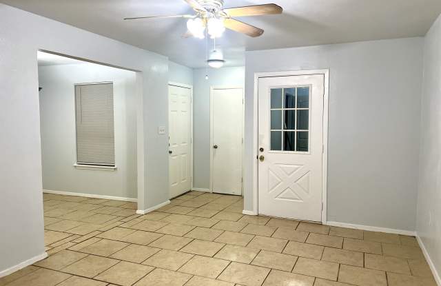 2112 Tanglewood St photos photos