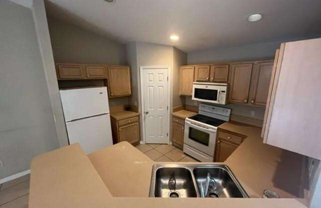 3/2 Duplex with 1 Car Garage Gallery 4