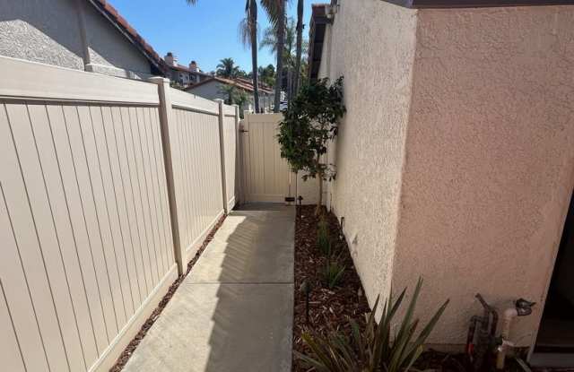 ***Charming 2 bed / 2 bath Townhome in Coastal Carlsbad - Available 11/26*** Gallery 4