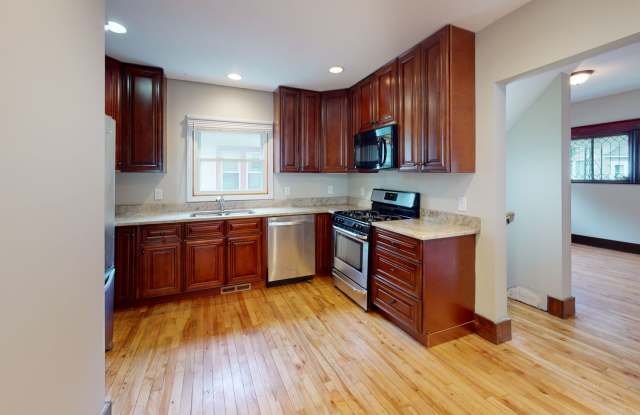 4-Bedroom House Close to U of M Campus Gallery 4