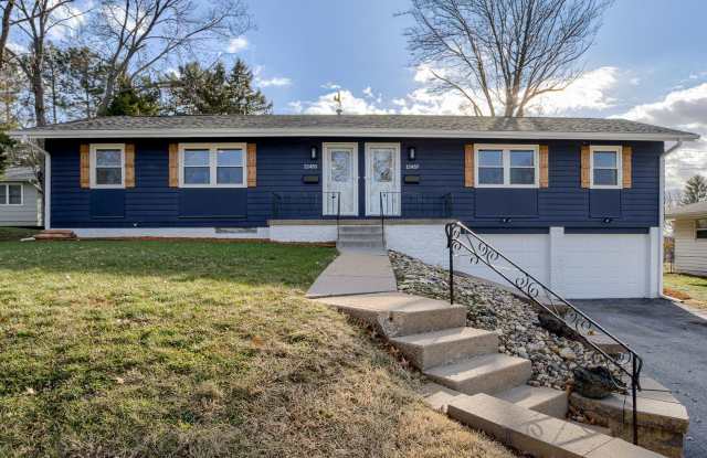 UPDATED 2 Bedroom Duplex With Garage!! photos photos