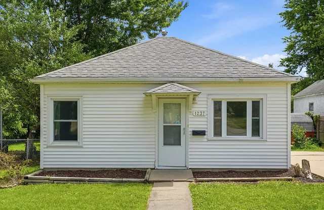 $1,200 | 1 Bedroom 1 Bath | Slab | W&D |Central A/C| Back deck| Large yard photos photos