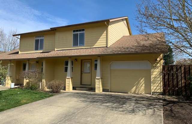 Completely renovated 3 Bed, 2.5 Bath Townhouse in McMinnville- Pets on Approval, Landscaping Included photos photos