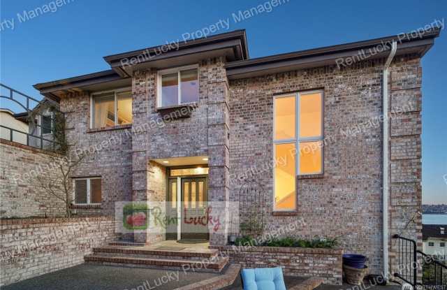 STUNNING VIEWS!! HUGE 5-Bedroom Home w/Separate MIL Cottage in Brown's Point!! Gallery 4