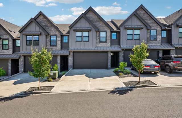 Luxury Townhome for Lease at the Courtyards at Hidden Crest - 7013 NE 132nd Way Gallery 1