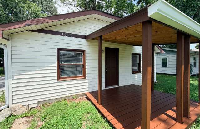 JUST REDUCED: 3 Bedroom/2 Bath Home located at 1020 E Seventh St. Greenfield, IN Gallery 4