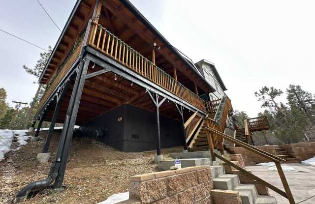 Gorgeous 3 Bed / 2.5 Bath Cabin-Style Home! Gallery 3