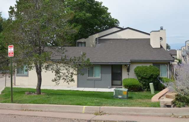 Townhome - 2 bedrooms, 1 bathroom & 1 car garage - NO A/C! NO PETS ALLOWED! photos photos