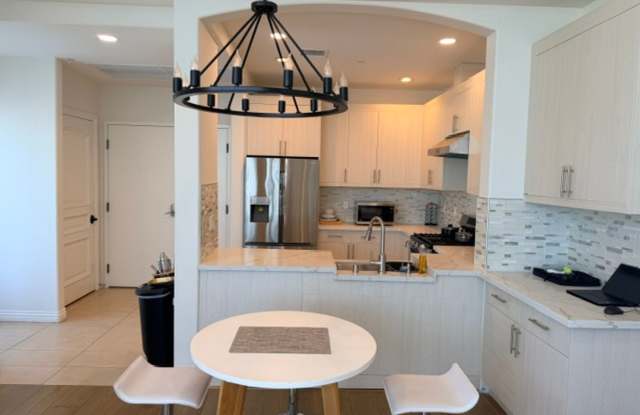 Modern Top-Floor Corner 1-Bedroom Condo in Long Beach – Available Furnished or Unfurnished Gallery 4