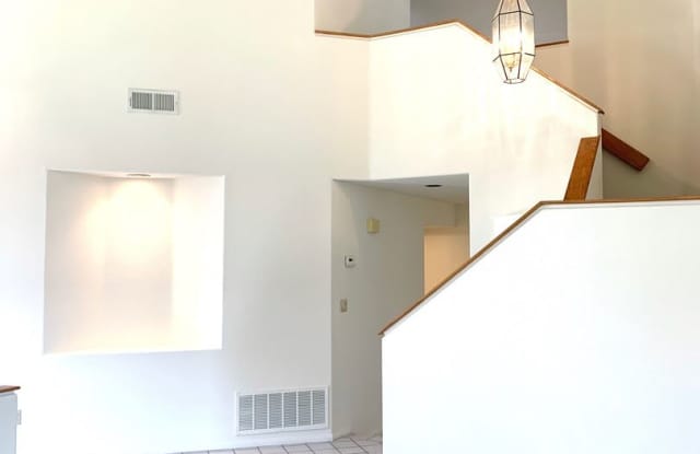 621 CRESCENT DR. Gallery 4