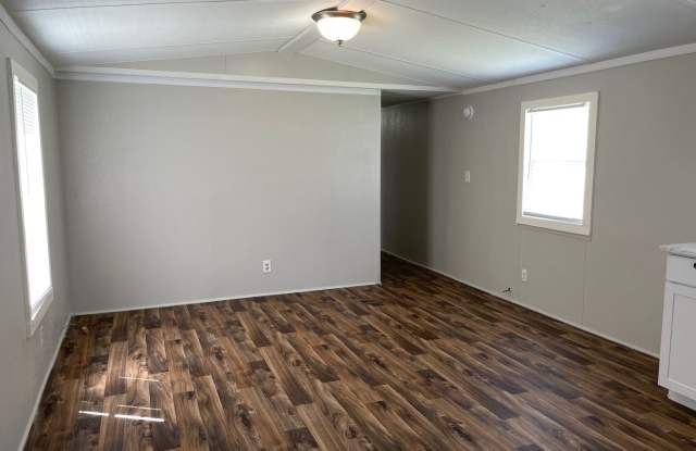 2 Bed, 1 Bath newly renovated mobile home in park- Pet friendly! Gallery 3