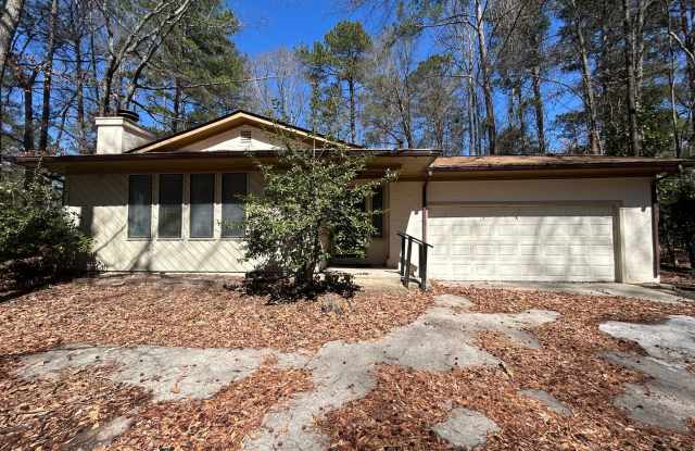 **PRICE IMPROVEMENT**103 Arbor Gate: 2BD, 2BA ranch-style duplex on level, wooded, corner lot in cul-de-sac. Perfect, central Peachtree City location! Available SOON! - 103 Arbor Gate, Peachtree City, GA 30269