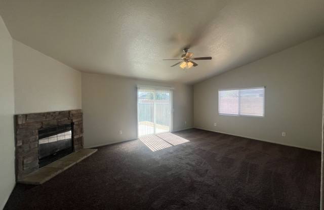 Spacious 3 Bedroom 2 Bathroom Home in CA City! Gallery 4