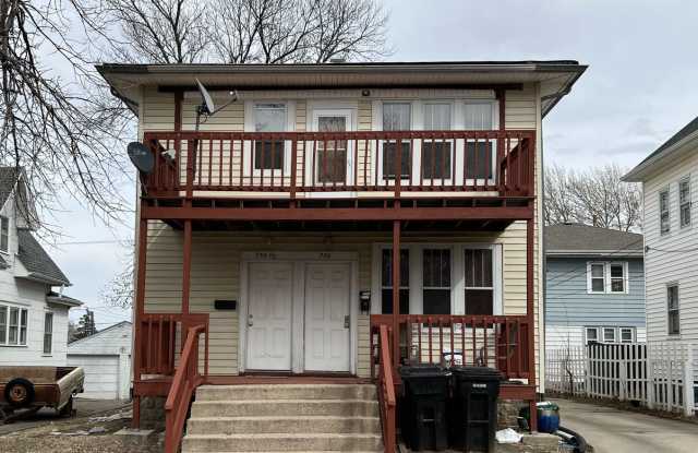 Upper Level 2 Bedroom, 1 Bathroom Duplex - Tenant Pays ALL Utilities photos photos