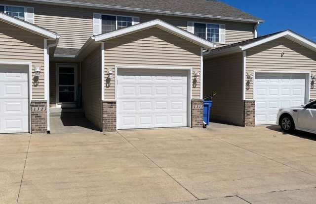 3 bedroom 3.5 Bathroom Townhouse - 1325 Creekside Court, Waterloo, IA 50702