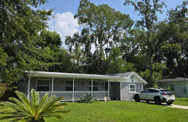 Contemporary Split Floor Plan-Fenced in yard photos photos Contemporary Split Floor Plan-Fenced in yard photos photos