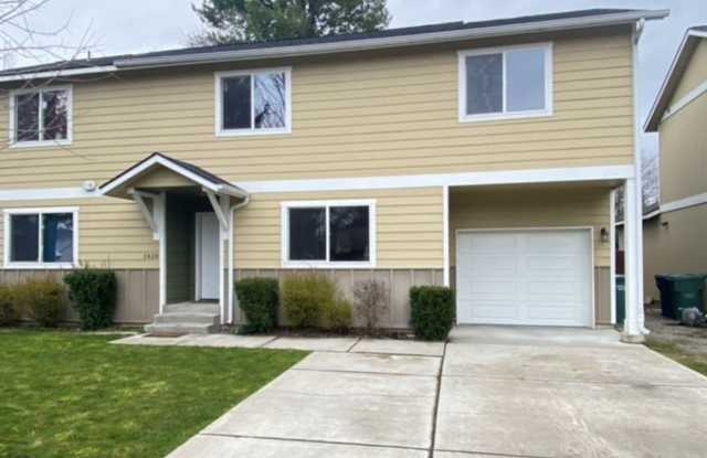 Spacious 3 bedroom 2.5 bath Post Falls Duplex photos photos