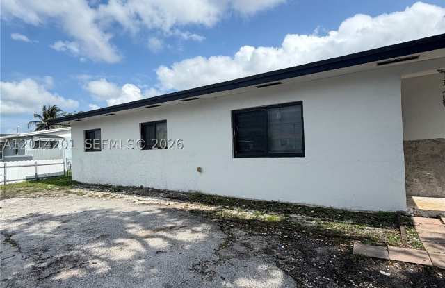 1410 NW 199TH St photos photos