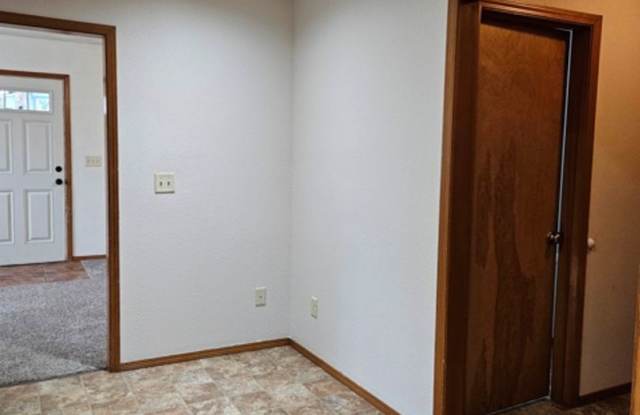2Bd/1.5 Single Story House - Available to View! Gallery 4