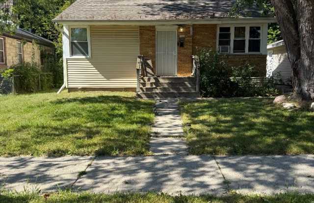 REDONE 3BR SINGLE FAMILY, HUGE YARD, GARAGE,BASEMENT, LAUNDRY photos photos