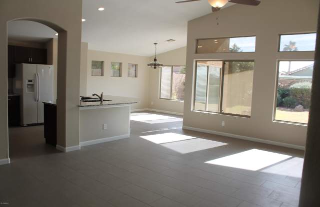 1101 E BAYLOR Lane Gallery 4