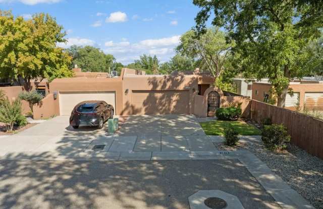 Adorable Townhome, 2 Master Bedroom Suites to Patio Living Gallery 4