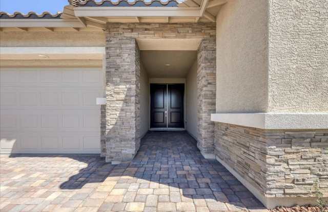 Flexible Living Meets Modern Luxury in Gated Avery Pointe! Gallery 4