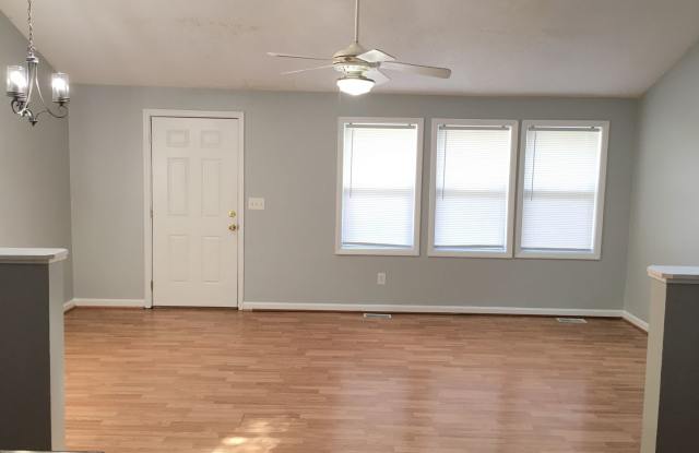Updated 4br 2ba house with parking and walking distance to UNC Campus! Gallery 3