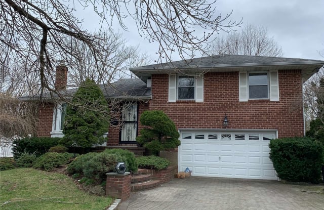 221 Jerome Street - 221 Jerome Street, Syosset, NY 11791