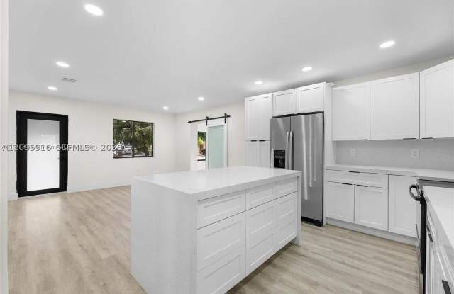 331 W 40th Pl Gallery 3
