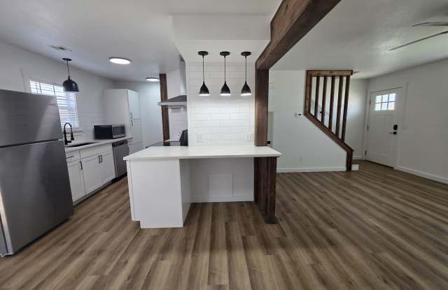 2404 Southeast Jayel Terrace - 3 Gallery 2