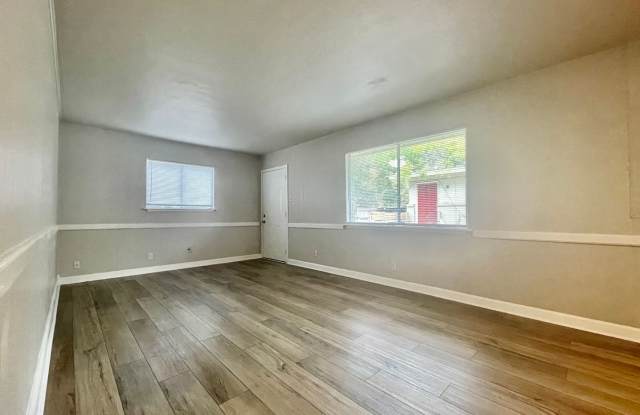 2 Bedroom / 1 Bathroom Duplex Unit with Washer/Dryer connections Gallery 2