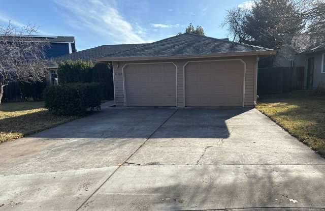 Quiet Eastside 3 Bdrm House, 2 Bath, All appliances in Kitchen, Attached Garage, Fenced Yard photos photos