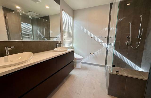 REMODELED TOWNHOME WITH THOUGHTFUL UPGRADES | CALM SETTING photos photos