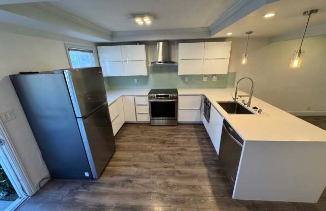 Danville Townhouse 2 bed / 1.5 bath - Near downtown, small dogs OK Gallery 3