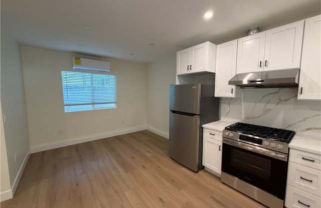 7818 Amestoy Avenue Gallery 2