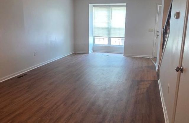 Act Fast! 2 Bedroom Townhome In Columbia Gallery 4