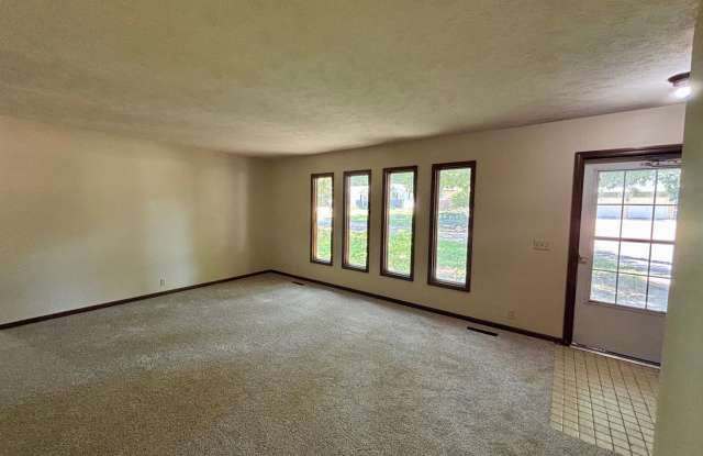 Now Leasing – 1405 Westwind | 4 Bed, 3 Bath | West Side of Manhattan Near CiCo Park! photos photos