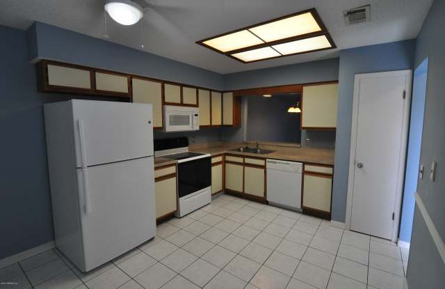 3036 COBBLEWOOD LN W Gallery 4