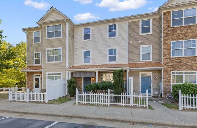 **3BD / 2.5BA TOWNHOME IN PRIME LOCATION** Gallery 4